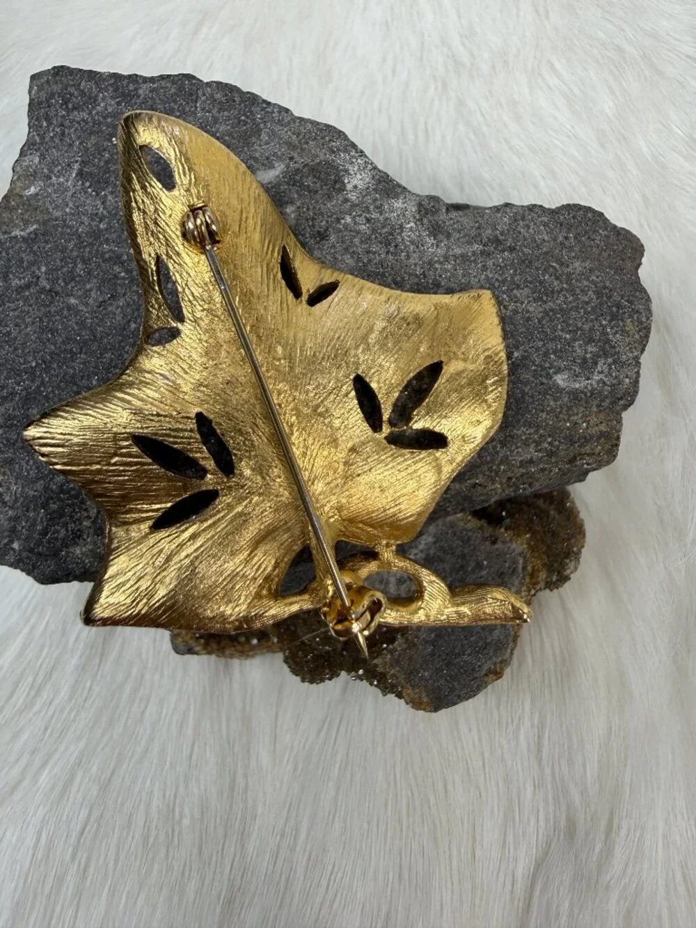 Vintage Gold Tone Ivy Cut-Out Brooch Figural 2